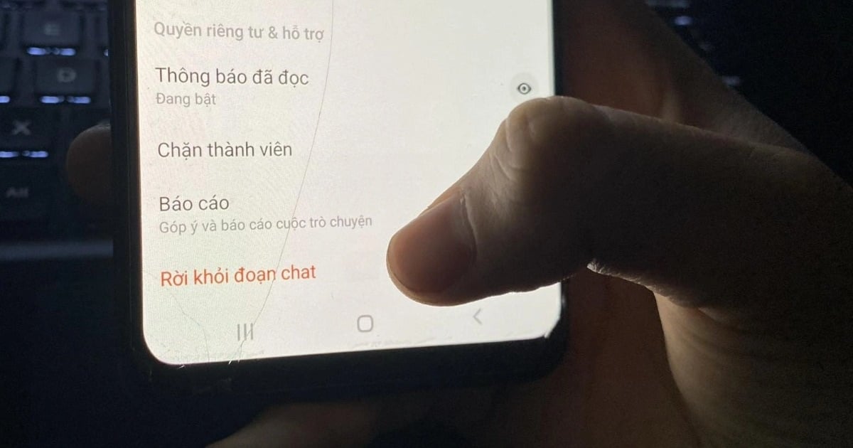 Vừa ký đơn nghỉ việc, cô gái ngồi 3 tiếng để rời 600 nhóm chat của công ty