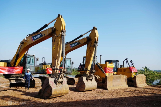 Excavators participated in the groundbreaking ceremony of a social housing project in Trang Cat ward, Hai An district on the morning of January 6. Photo: Le Tan