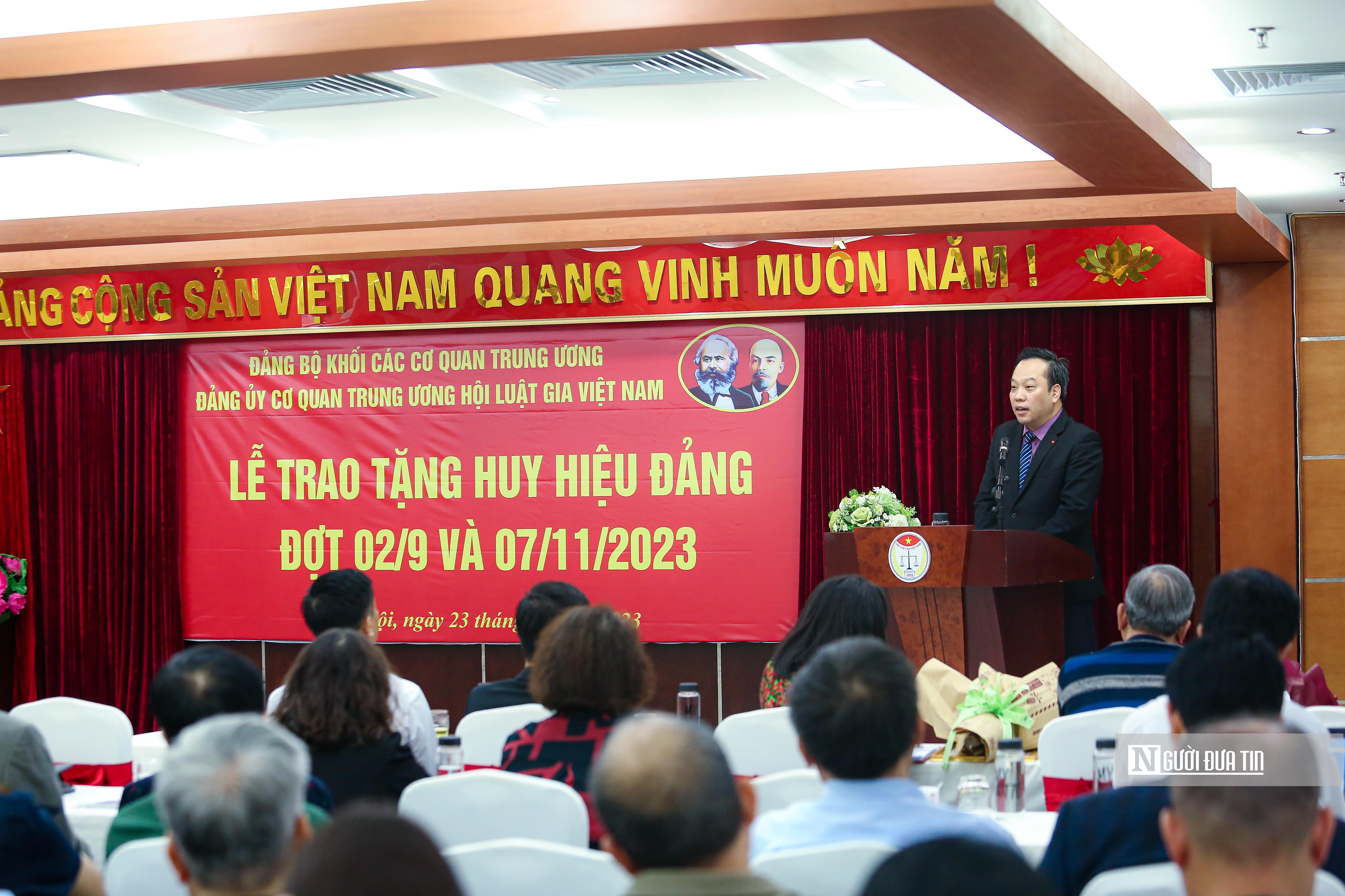 Highlights - Vietnam Lawyers Association awards Party badges to outstanding Party members (Photo 4).