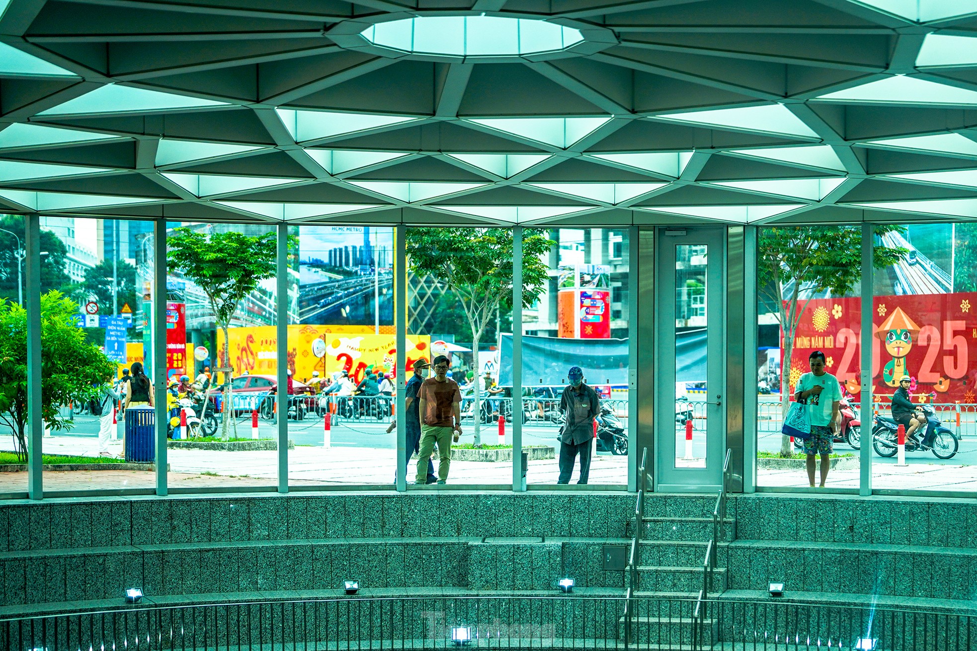 Miles de personas hicieron fila desde temprano en la mañana para tomar la línea 1 del metro en el primer día de funcionamiento foto 17