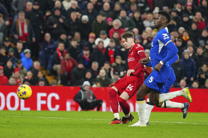 Hậu vệ Conor Bradley (áo đỏ) ghi bàn nâng tỷ số lên 2-0 trong trận Liverpool hạ Chelsea 4-1 ở vòng 22 Ngoại hạng Anh trên sân Anfield ngày 31/1. Ảnh: AP