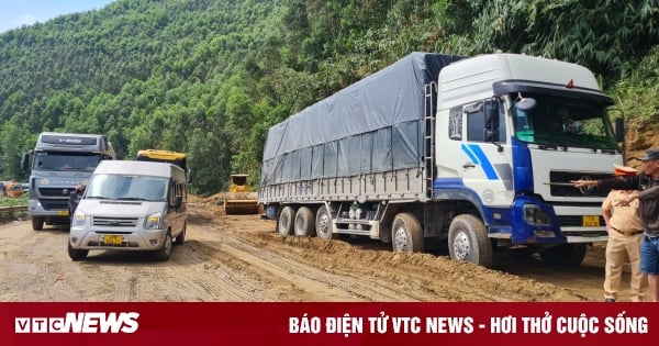 Le col d'An Khe a été continuellement congestionné pendant des heures, les voitures faisant la queue sur plus de 10 km sur la route nationale 19.