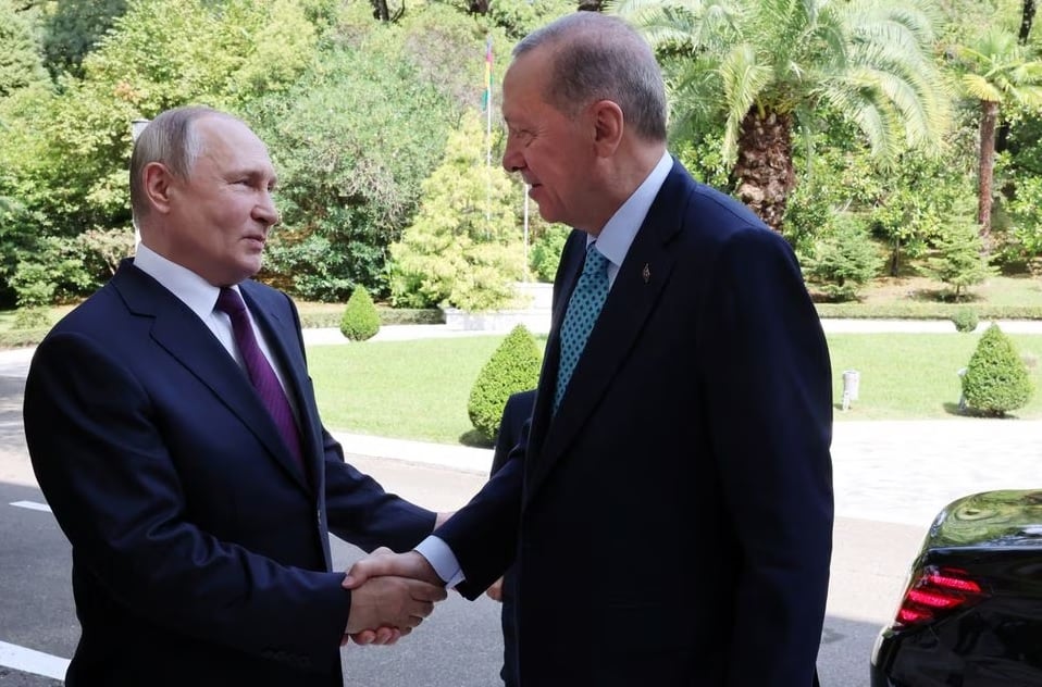 President Putin meets with President Putin and says he is ready to restore nuclear agreement with Ukraine. Image 1