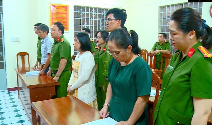 Ms. Nguyen Thi Hong Sam (in blue dress) and two other defendants listen to the decision to prosecute and temporarily detain. Photo: Khanh Hoa Provincial Police