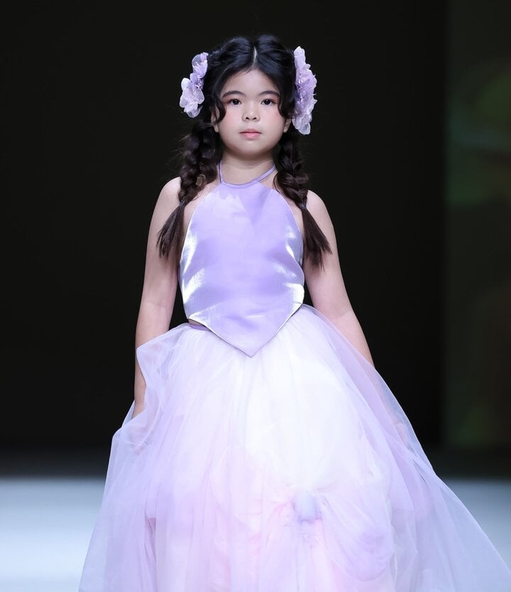 Das Selbstvertrauen und die Bühnenpräsenz vietnamesischer Kindermodels helfen ihnen, auf der Bühne zu glänzen und die Ideen des Designers optimal umzusetzen.