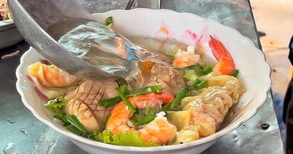 Noodle and fried dough shop 'morning for you, afternoon for me' of 6 brothers in the center of Ho Chi Minh City