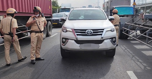 La police de Ho Chi Minh-Ville a sorti des armes pour contrôler le conducteur de la voiture en fuite