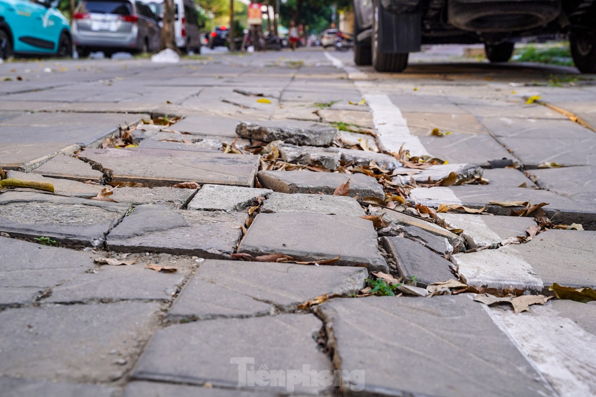 Nhiều vỉa hè ở trung tâm Thủ đô ‘nát tươm’, xuống cấp ảnh 15