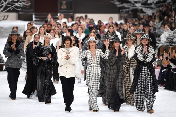 Le parcours de Karl Lagerfeld pour faire de Chanel un célèbre empire français