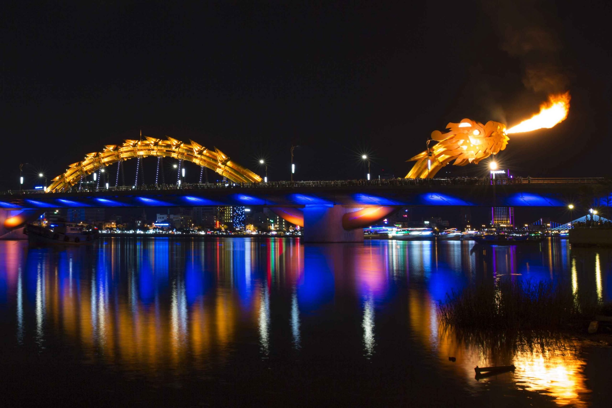 Beobachten Sie an Wochenenden die Drachenbrücke in Da Nang, die mit Wasser und Feuer spritzt