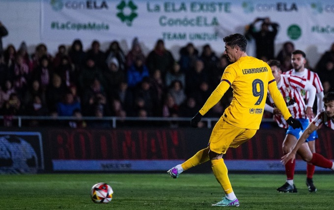 Lewandowski a marqué un penalty pour porter le score à 3-1 alors que le Barça a battu Barbastro, équipe de quatrième division, en seizièmes de finale de la Coupe du Roi d'Espagne au stade Gminny le 7 janvier. Photo : FC Barcelone