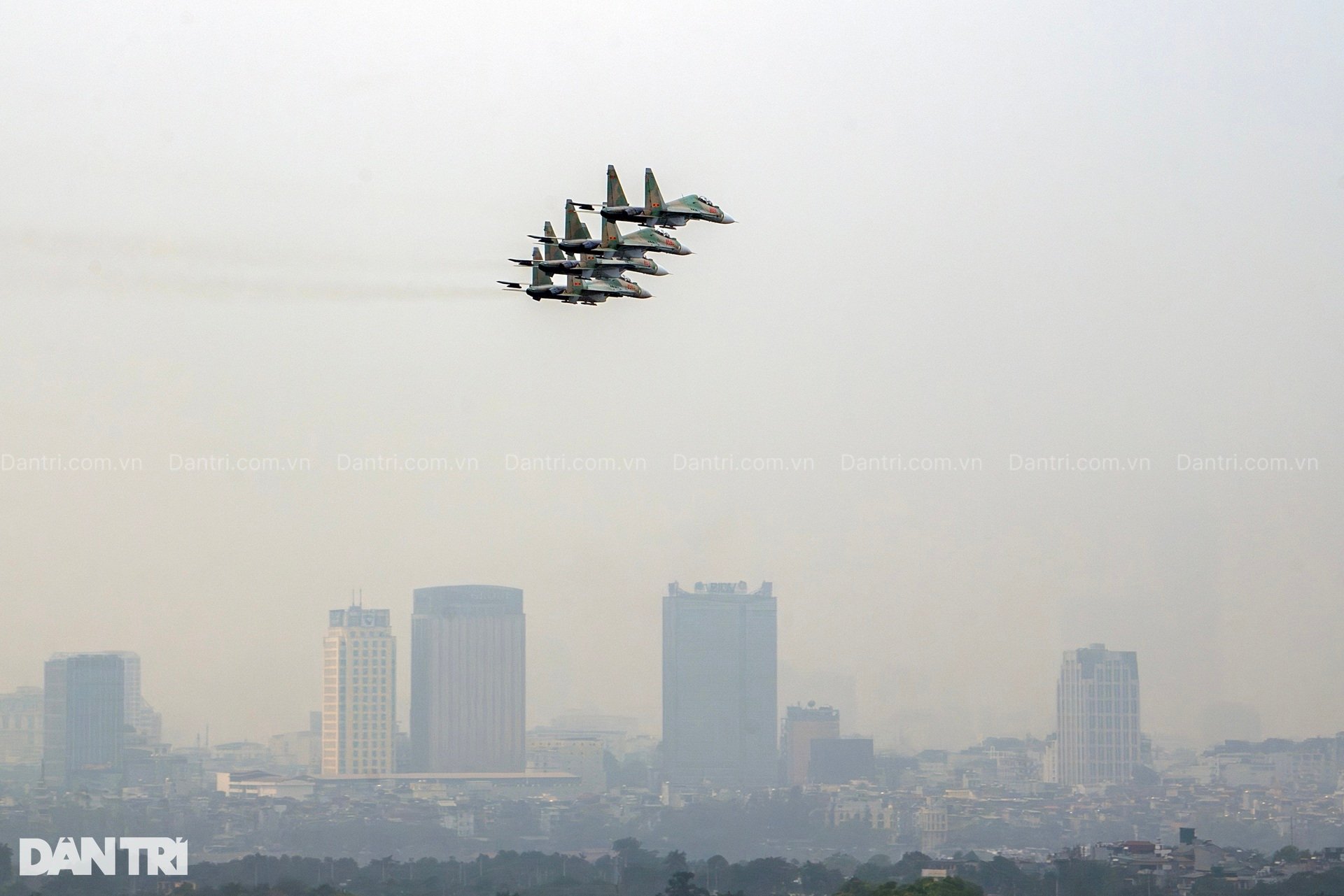 Ngắm tiêm kích hổ mang chúa SU-30MK2 hợp luyện trên bầu trời Hà Nội - 1