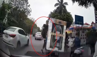 Un conductor de coche atropella a un motociclista en una calle de Hanoi.