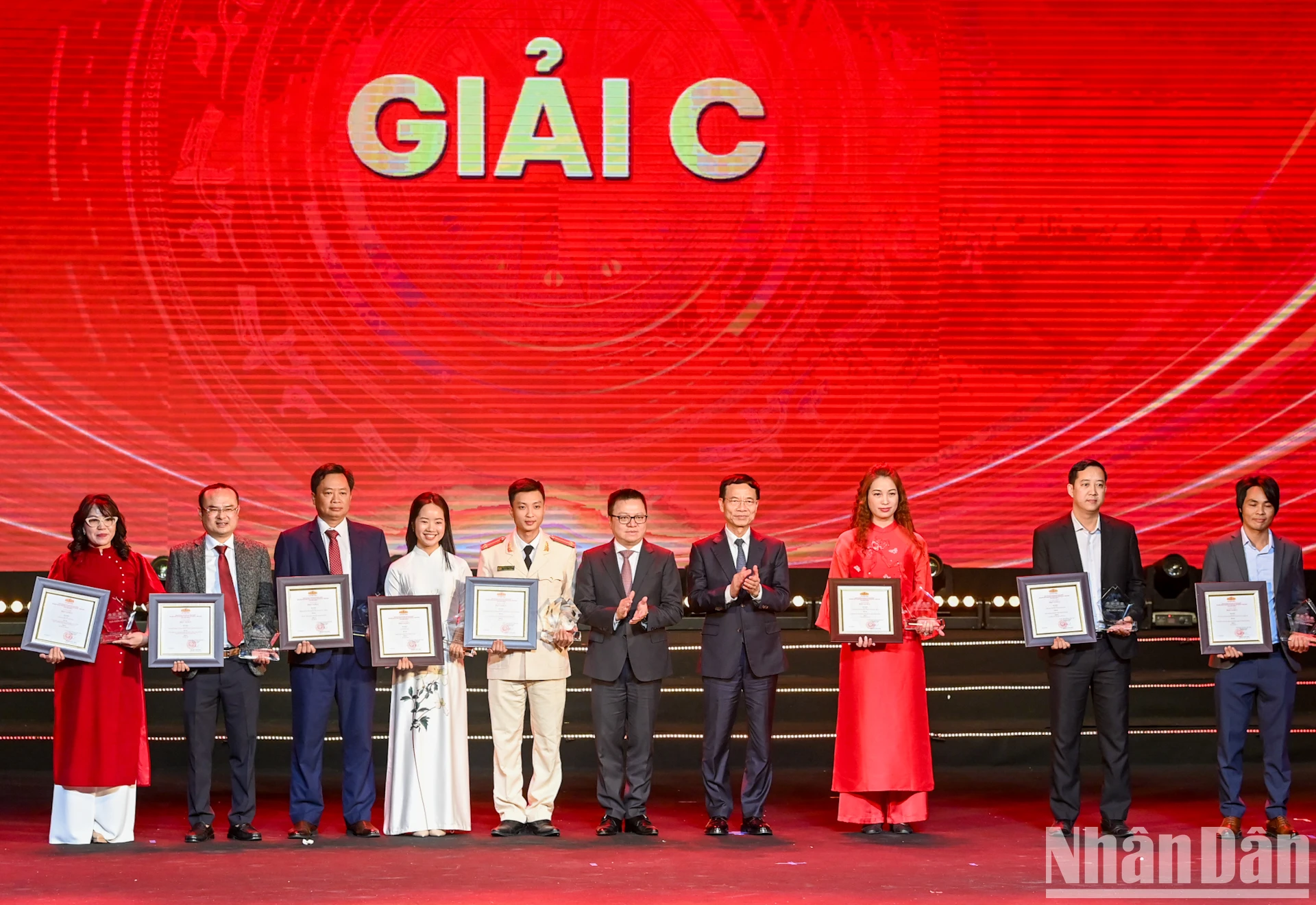 [Foto] El presidente de la Asamblea Nacional, Tran Thanh Man, asiste a la tercera ceremonia de entrega de premios Dien Hong. Foto 7