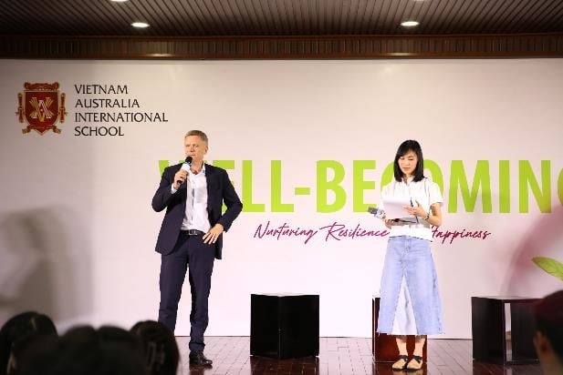 Mr. Gilles Mahe and Helly Tong shared with students about the topic of Growing Strongly and Happyly at the VAS Talks event for the 2023-2024 school year. Photo: VAS