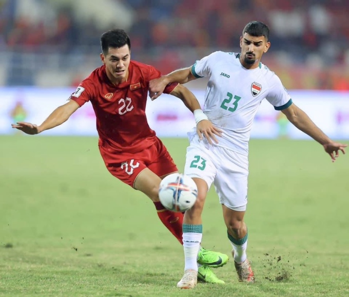 Merchas Doski (camiseta blanca) compite por el balón con Nguyen Tien Linh. Foto: IFA