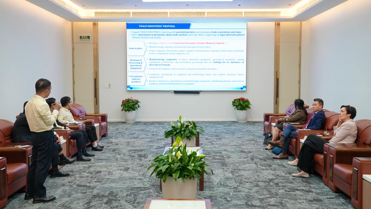 Đại diện THACO INDUSTRIES trình bày Kế hoạch sản xuất kinh doanh năm 2024 - 2027 tại thị trường Canada.
