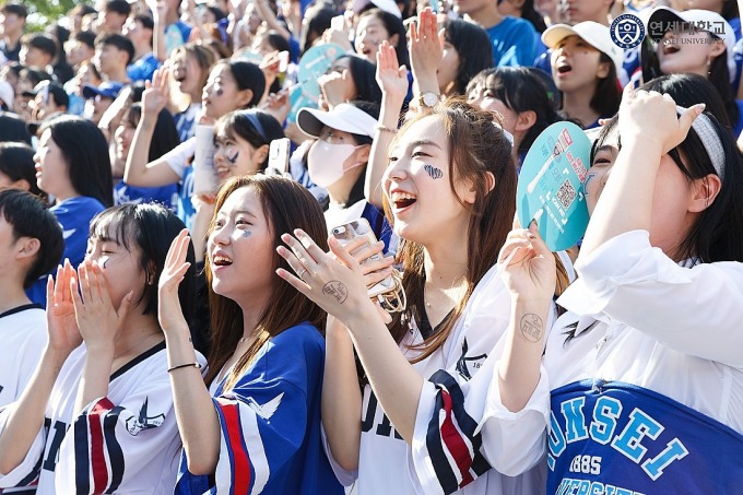 Estudiantes en una actividad en la Universidad de Yonsei en mayo. Foto: Página de fans de la Universidad de Yonsei