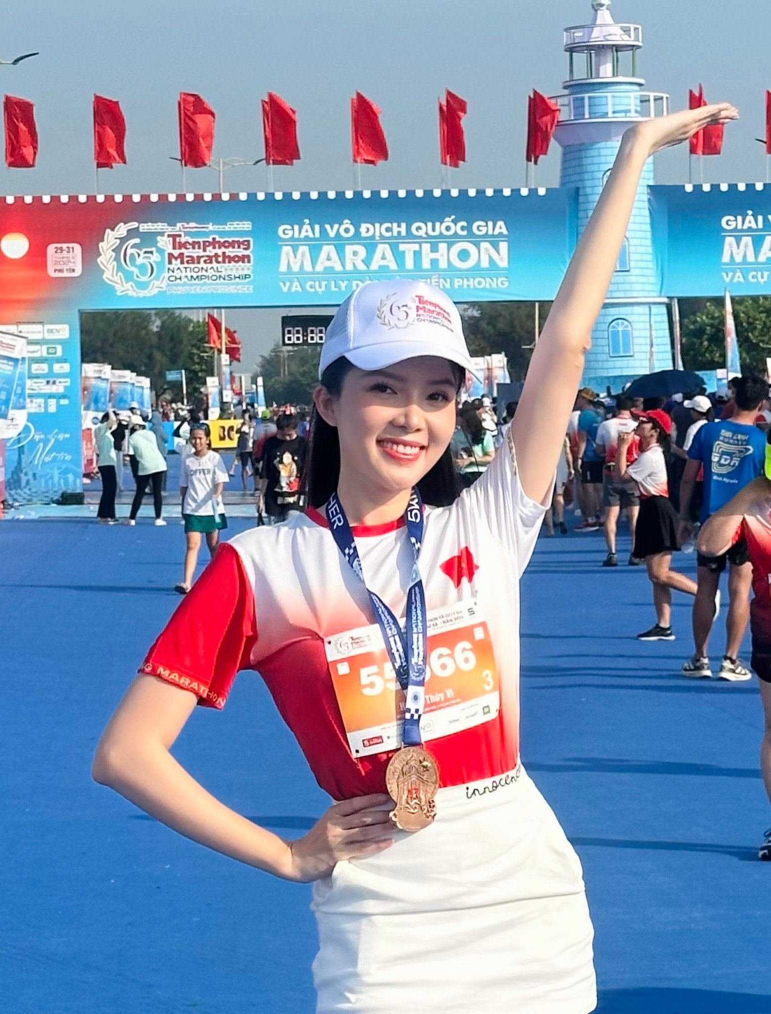 Die Zweitplatzierte Phuong Anh und ihr Mann liefen 10 km, Miss Thuy Vi kam beim Tien Phong Marathon 2024 problemlos ins Ziel, Foto 6