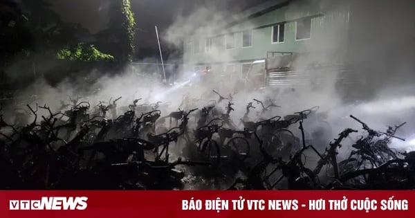 Incendio en el estacionamiento de la sede del Departamento de Policía de Tráfico de Thua Thien - Policía de la provincia de Hue