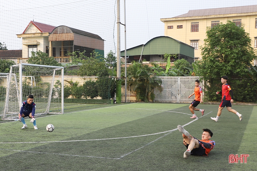 The first Ha Tinh Architecture and Construction Football Tournament kicks off