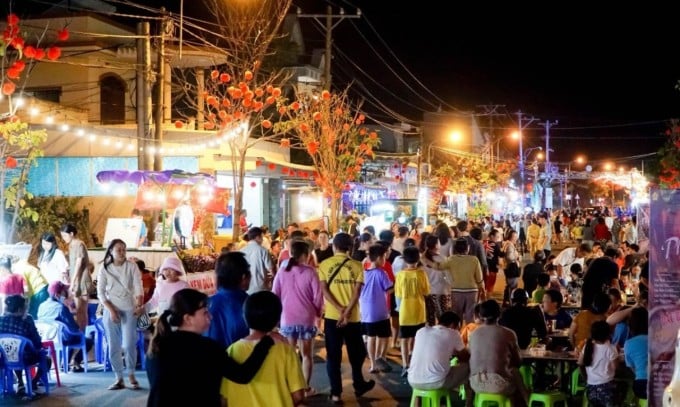 Tourists visit the night market on the evening of January 26. Photo: Can Gio District People's Committee