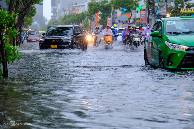 Mưa ngập trên đường Lê Duẩn, lúc 13h chiều 13/10. Ảnh: Nguyễn Đông
