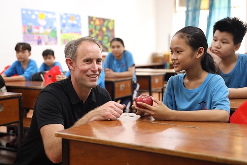 El Cónsul General de Nueva Zelanda, Scott James, entrega regalos a los niños. (Foto: Embajada de Nueva Zelanda en Vietnam).