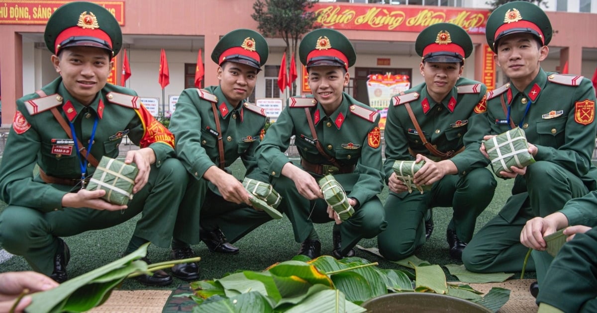 Los soldados de la Brigada de la Guardia envuelven con entusiasmo los pasteles de Tet Chung.