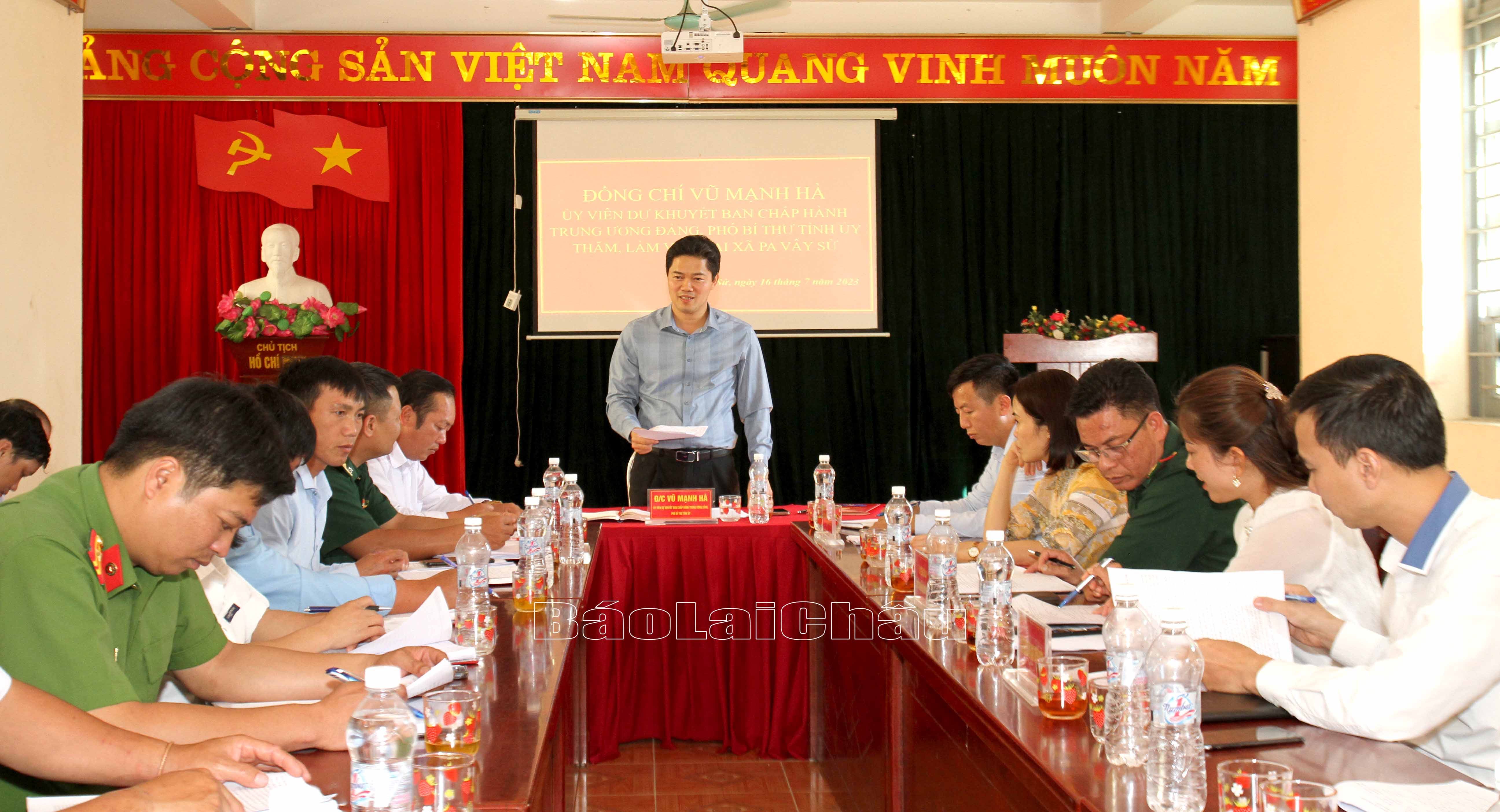 Đồng chí Vũ Mạnh Hà - Ủy viên Dự khuyết Trung ương Đảng, Phó Bí thư Tỉnh ủy đề nghị xã Pa Vây Sử tiếp tục đoàn kết, phát huy kết quả đạt được trong phát triển kinh tế-văn hóa-xã hội.