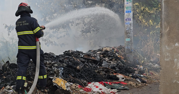 Garbage fire threatens people's homes