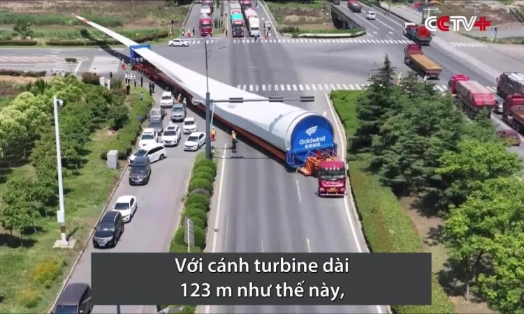 Trung Quốc vận chuyển cánh turbine gió dài 123 m trên đường bộ