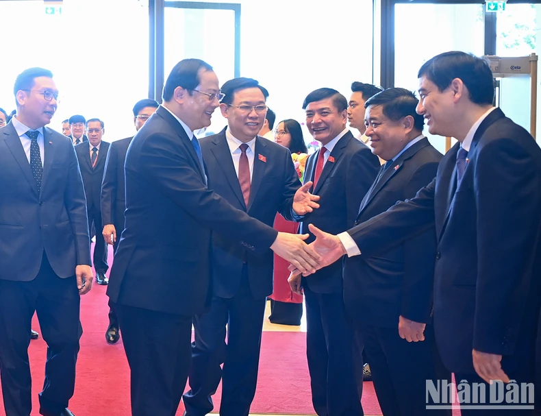 [Photo] Le président de l'Assemblée nationale Vuong Dinh Hue rencontre le Premier ministre laotien Sonexay Siphandone photo 3