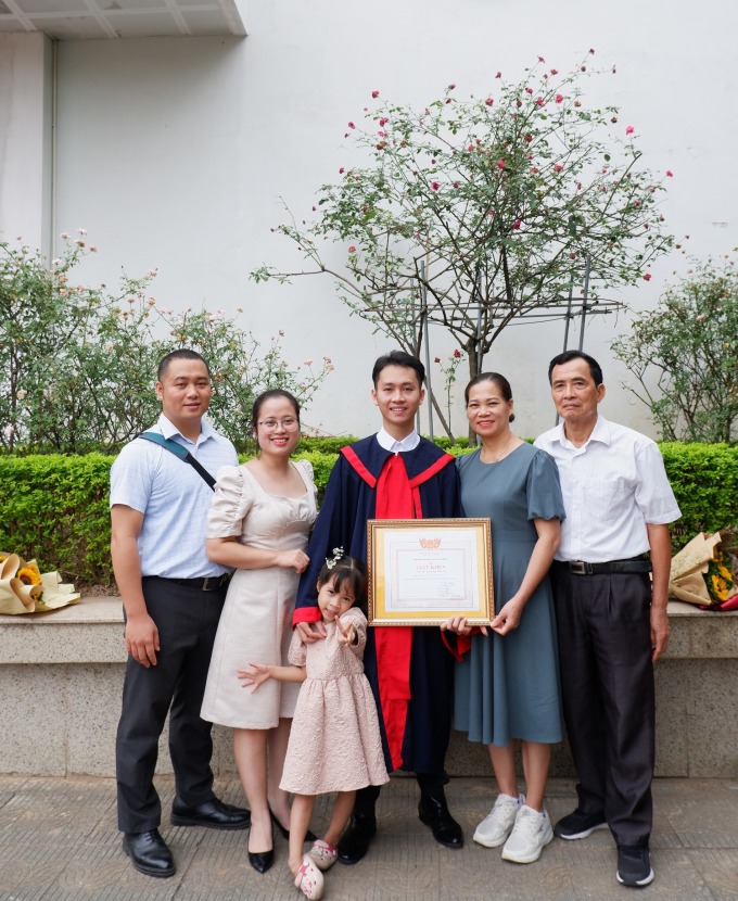 Tien Anh con su familia el día de su graduación. Foto: Personaje proporcionado