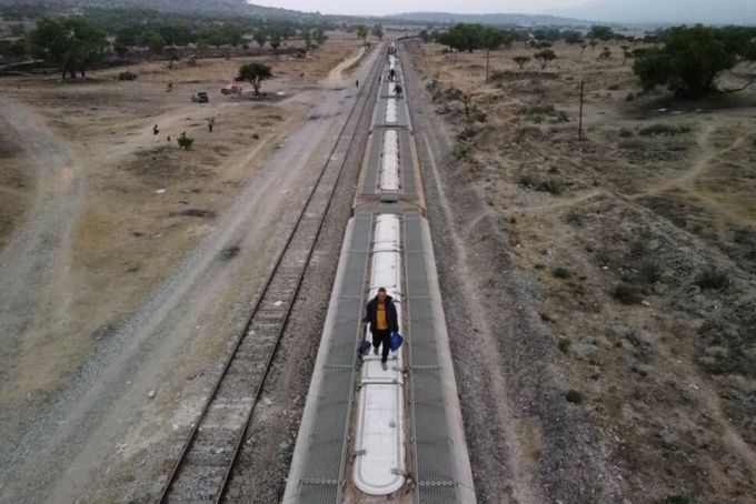 Người di cư trên nóc tàu ở Huehuetoca, Mexico, hướng đến biên giới Mỹ, ngày 26/4. Ảnh: Reuters