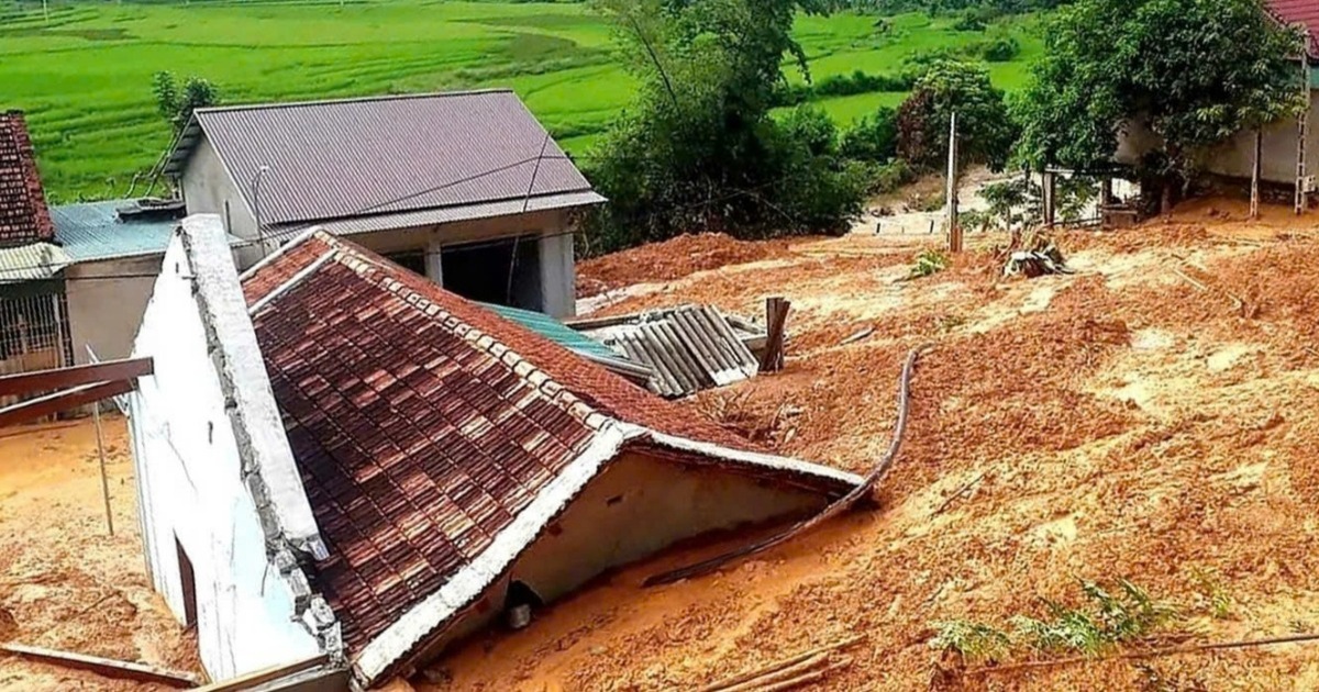 Mưa lũ tàn phá, vùi lấp nhiều nhà dân ở huyện biên giới Nghệ An