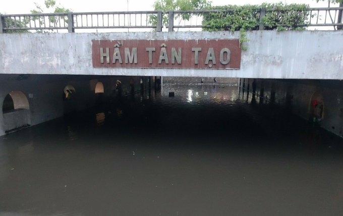 Tan Tao underpass (ស្រុក Binh Tan ទីក្រុងហូជីមិញ) ត្រូវបានជន់លិចយ៉ាងខ្លាំង។ រូបថត៖ ឌិញ វ៉ាន់