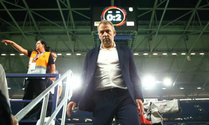 Hansi Flick abandona el estadio de Gelsenkirchen después de que Alemania perdiera 0-2 ante Colombia en un amistoso el 20 de junio. Foto: Reuters