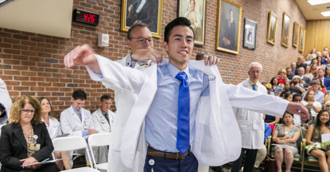 2019 年、ヴァンダービルト大学医学部の入学日に新入生に白衣が配られました。写真: ヴァンダービルト大学医療センター。