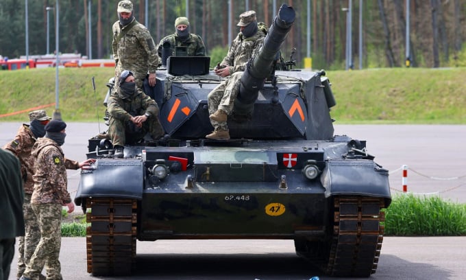 Ukrainian soldiers train on Leopard 1 tanks in Germany in May. Photo: Reuters