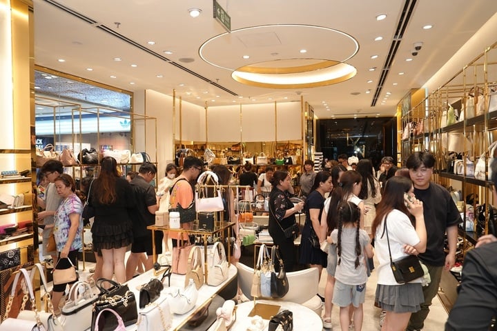 'Raiding' Vincom om op jacht te gaan naar geweldige deals en geweldige cadeaus te winnen op Black Friday - 3