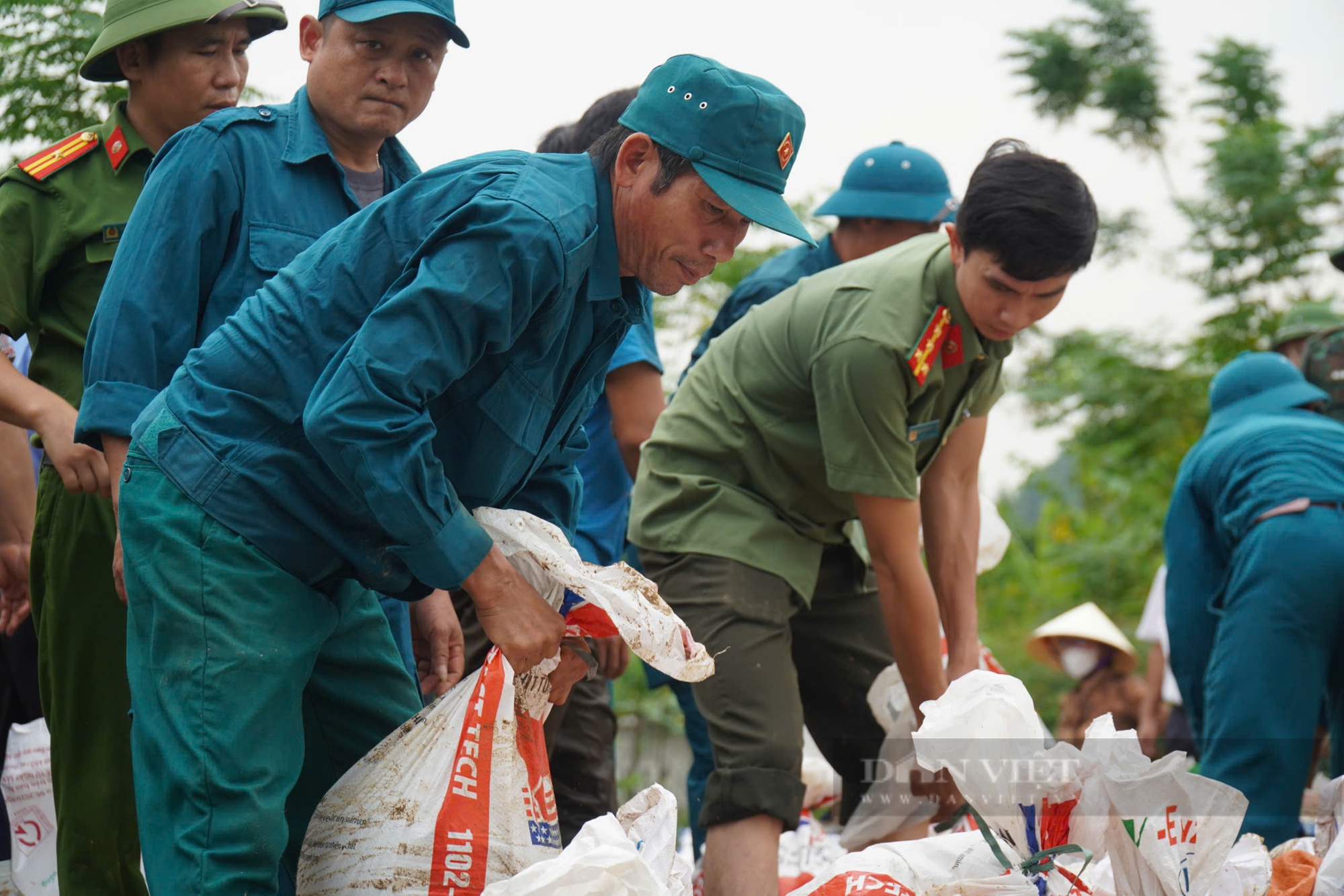 Thanh Hóa: Hơn 200 cán bộ chiến sỹ, người dân vá đê bối - Ảnh 12.