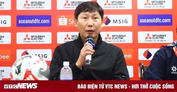 Trực tiếp họp báo Việt Nam vs Thái Lan: HLV Kim Sang-sik chờ lượt về