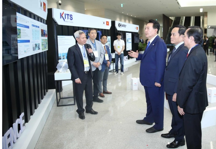 South Korean President visits Samsung Research and Development Center - 1