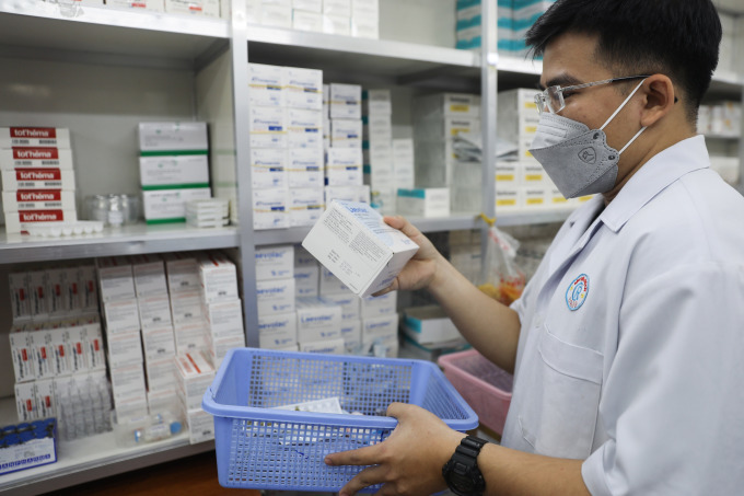 El personal médico del Hospital Cho Ray revisa los medicamentos en el almacén de la farmacia. Foto: Quynh Tran