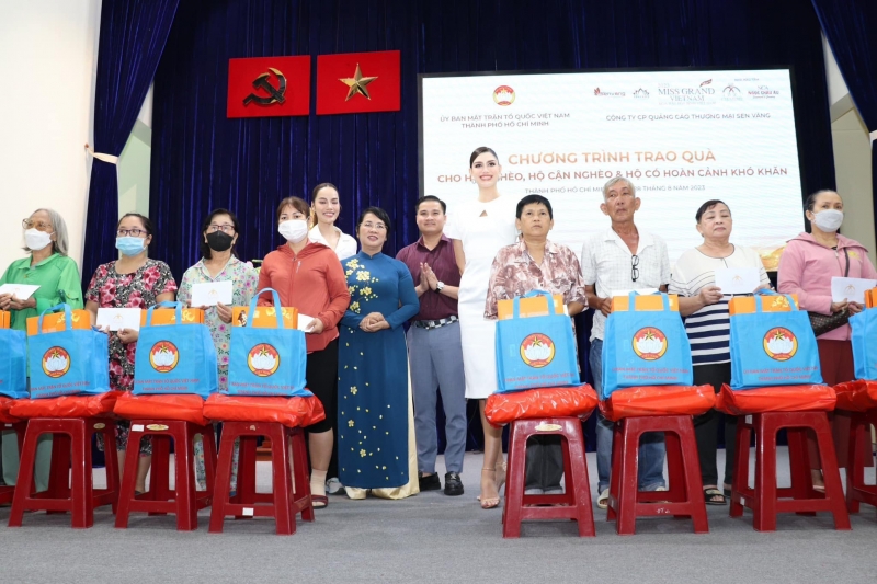 Ms. Tran Kim Yen, Chairwoman of the Vietnam Fatherland Front Committee of Ho Chi Minh City, presented gifts to support the poor. (Photo: Vietnam Fatherland Front Committee of Ho Chi Minh City).