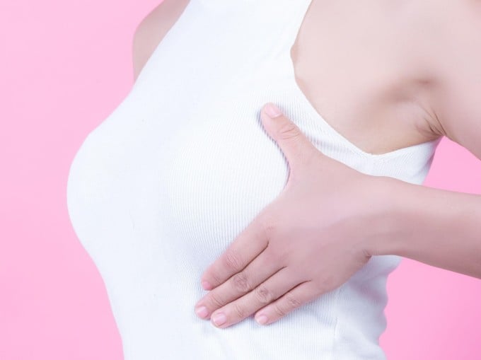 Postpartale Mastitis verursacht Schwellungen und Schmerzen bei Berührung. Foto: Freepik