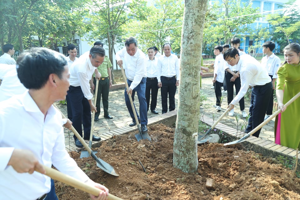 Trồng cây lưu niệm tại khuôn viên nhà trường.