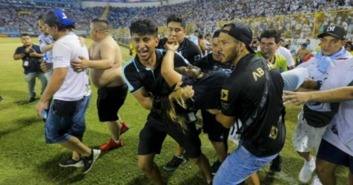 Nach einer schrecklichen Massenpanik in einem Fußballstadion starben 12 Menschen