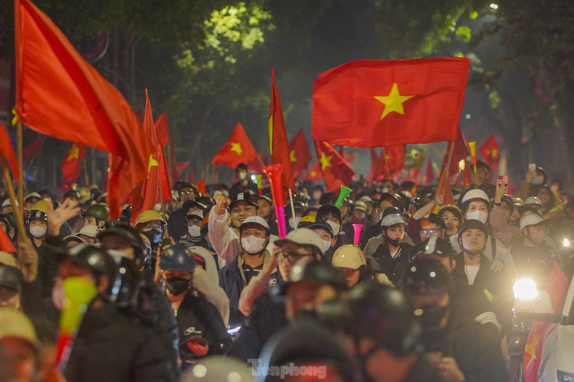 „Zivilisiertes“ Sturmreiten der Hauptstadtbewohner in der Nacht von „Hanoi schläft nie“, Foto 3